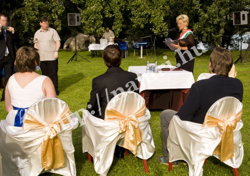 Anyakönyvvezető az esküvői szertartáson